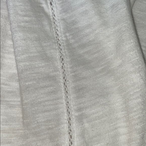 White top with detailed fabric on neck line - Picture 4 of 5